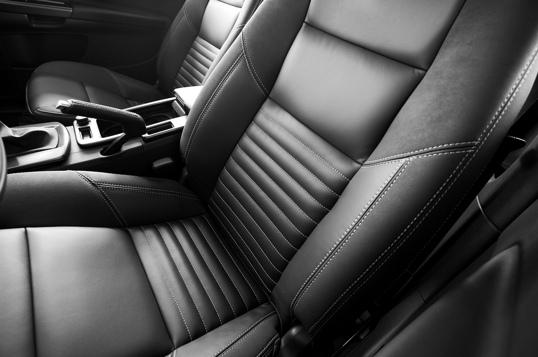 Autoleder richtig pflegen – So bleiben deine Sitze wie neu