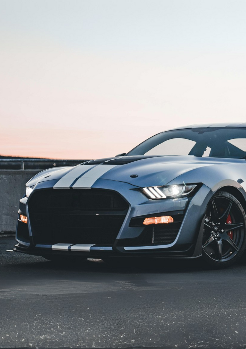 Ford Mustang GT500 – moderner amerikanischer Sportwagen bei Sonnenuntergang auf Parkdeck