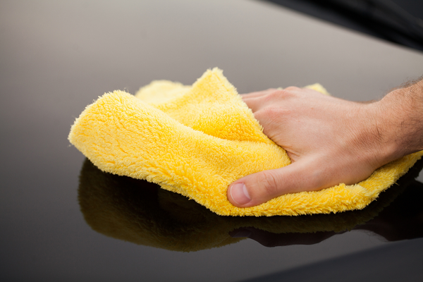 Effektive Reinigungsgeräte für die Autopflege – Mikrofaser, Bürsten und Applikatoren