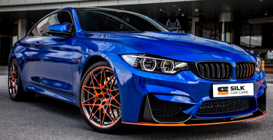 Blauer Sportwagen mit Silk Car Care Externe Autopflege, professionelle Fahrzeugreinigung, Lackschutz und Felgenreinigung für glänzendes Auto-Exterieur