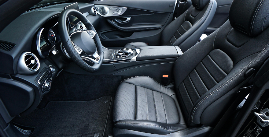 Luxuriöser Auto-Innenraum mit Silk Car Care Interne Autopflege, professionelle Innenreinigung, Lederpflege und Cockpitpflege für sauberes und gepflegtes Fahrzeuginterieur